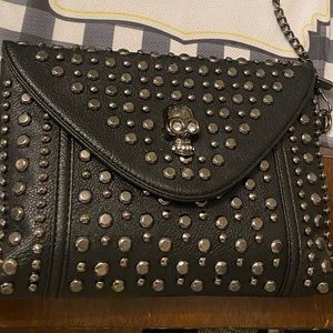 Skull clutch with chain strap